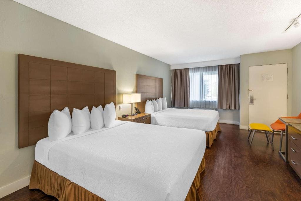 Queen Room with Two Queen Beds - Non-Smoking room - Image 1