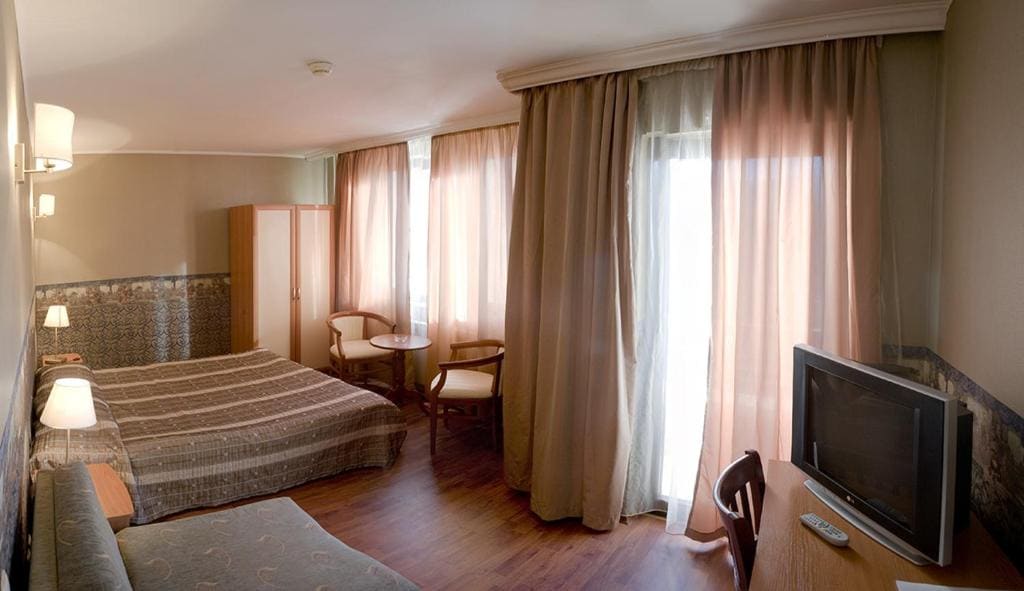 Double Room with Extra Bed room - Image 2