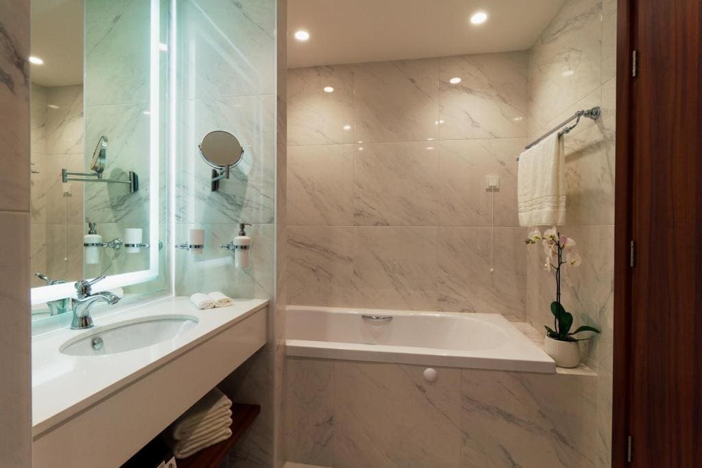 Double Room with Balcony and Sea View and Free Access to AquaHouse Thermal & Beach room - Image 1
