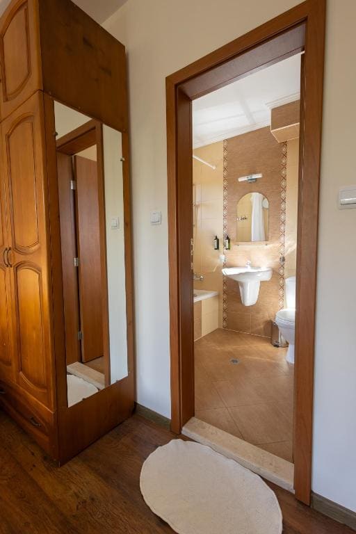 Standard Twin Room room - Image 3