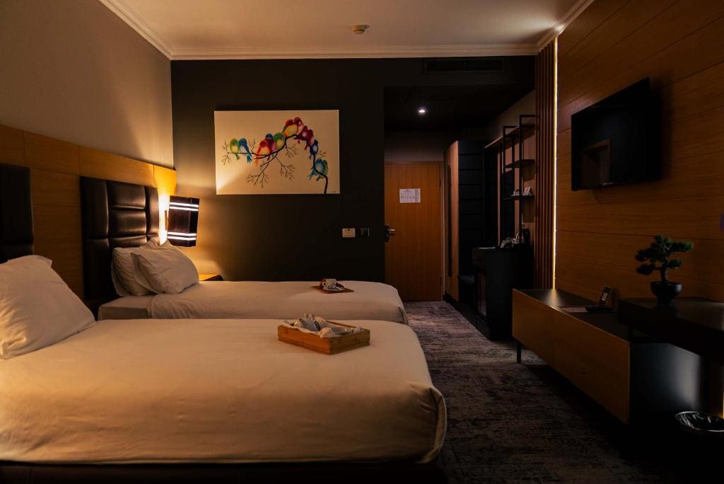 Superior Business Room - Two Single Beds with Complimentary Water, Free WiFi, Free Tea and Coffee Equipment room - Image 2
