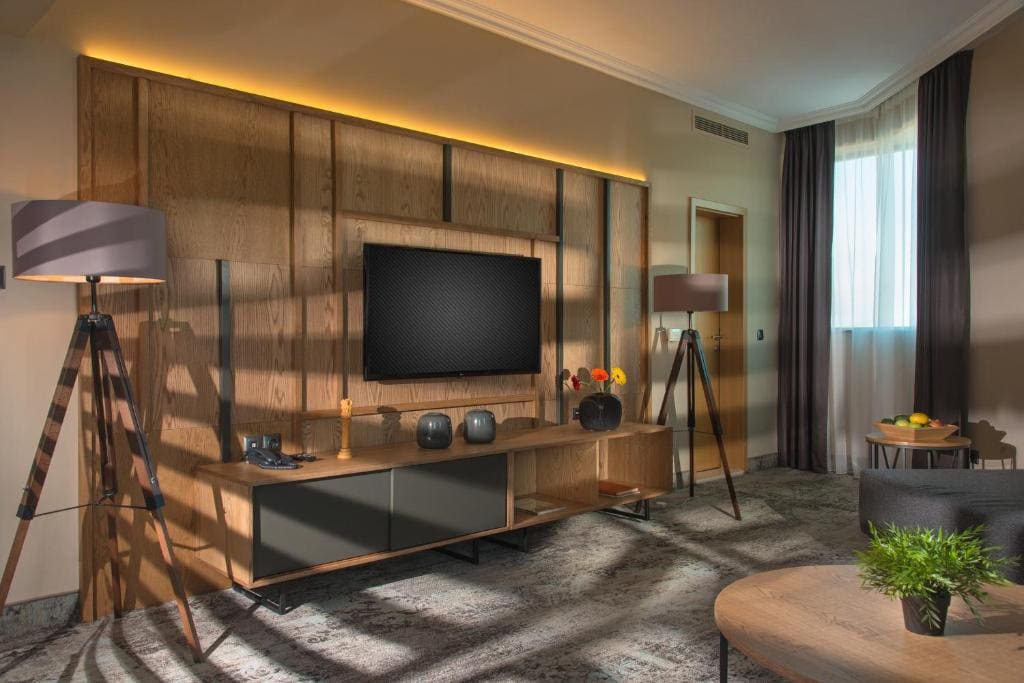 Executive Suite with Complimentary Water, Free WiFi, Free Tea and Coffee Equipment room - Image 3