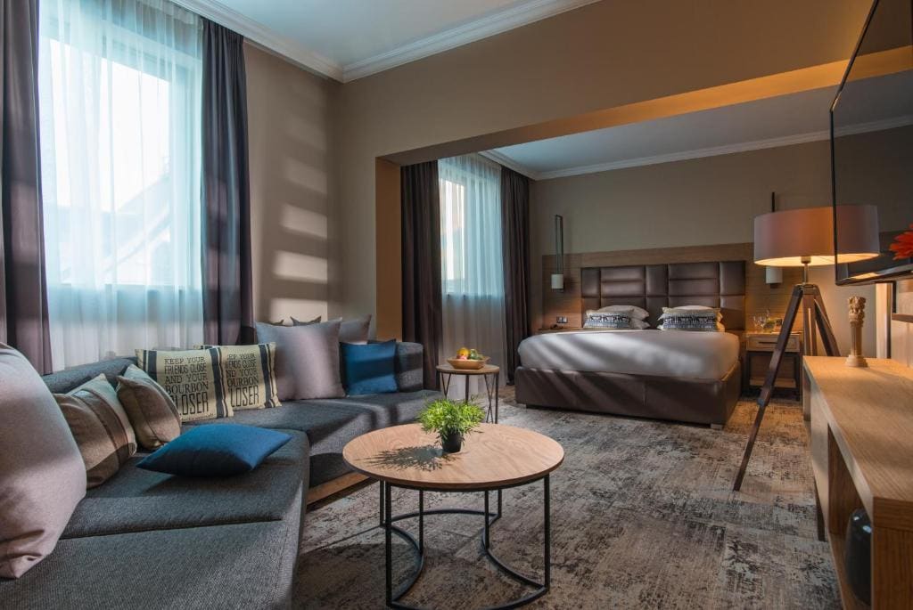 Executive Suite with Complimentary Water, Free WiFi, Free Tea and Coffee Equipment room - Image 2