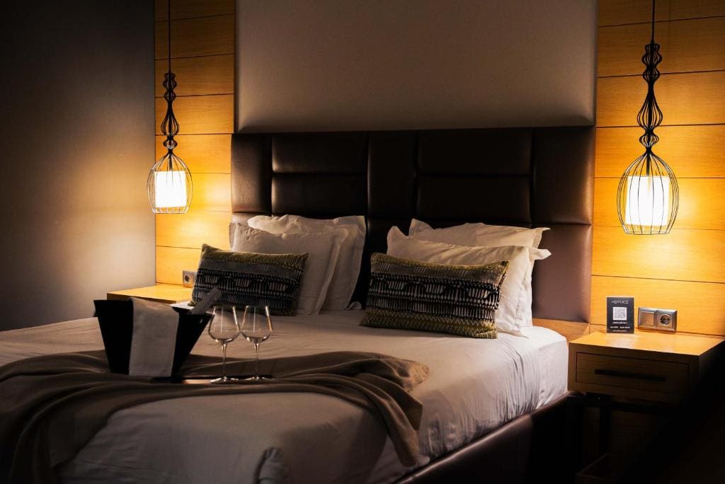 Superior Business Room - King size Bed with Complimentary Water Free WiFi, Free Tea and Coffee Equipment room - Image 1