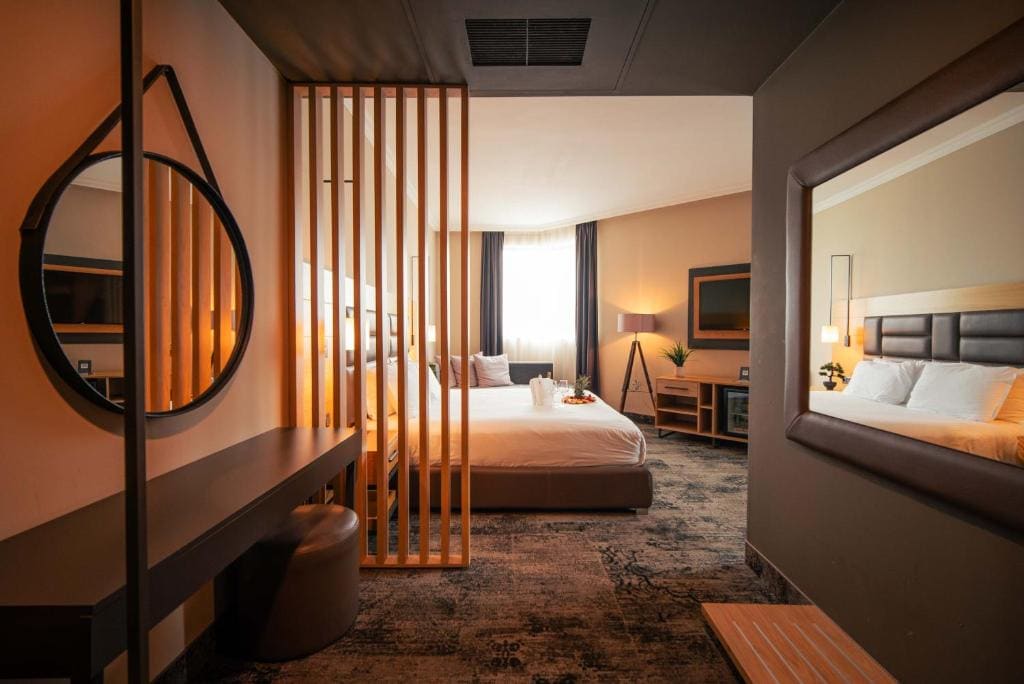 Executive Suite with Complimentary Water, Free WiFi, Free Tea and Coffee Equipment room - Image 1