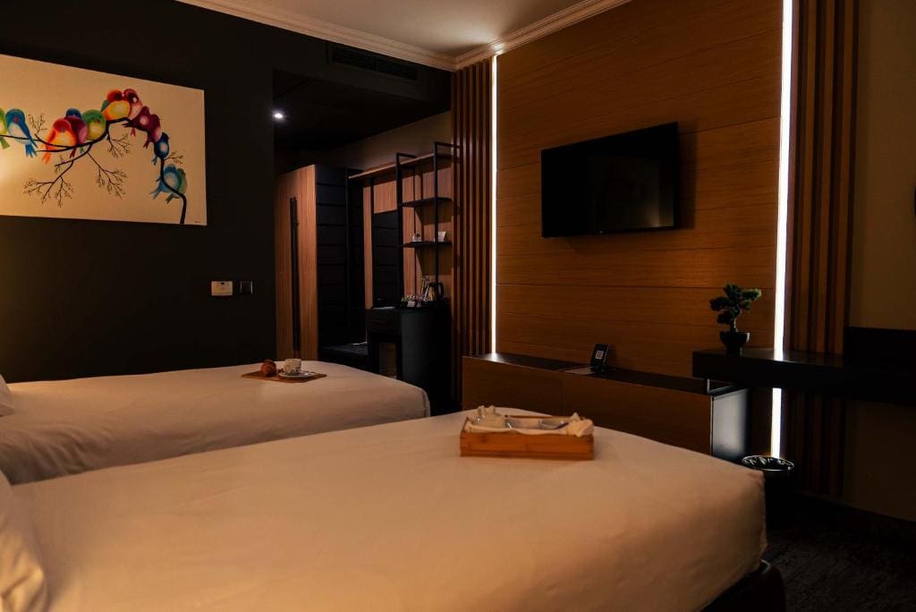 Superior Business Room - Two Single Beds with Complimentary Water, Free WiFi, Free Tea and Coffee Equipment room - Image 3