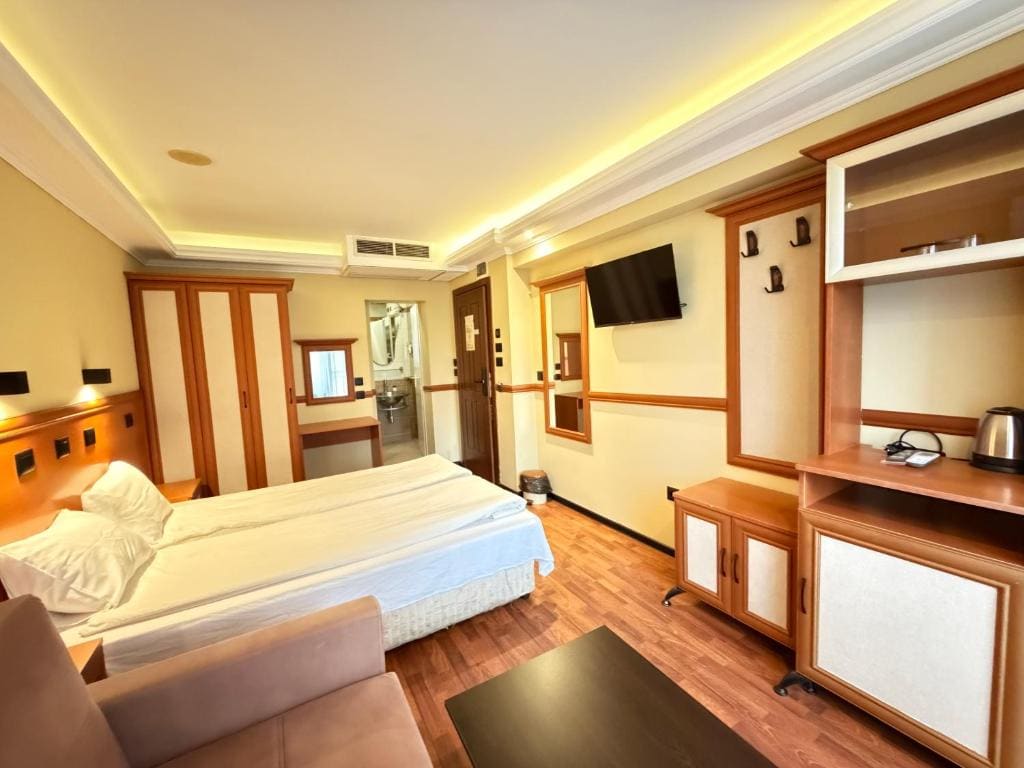 Deluxe Double Room with Balcony room - Image 2