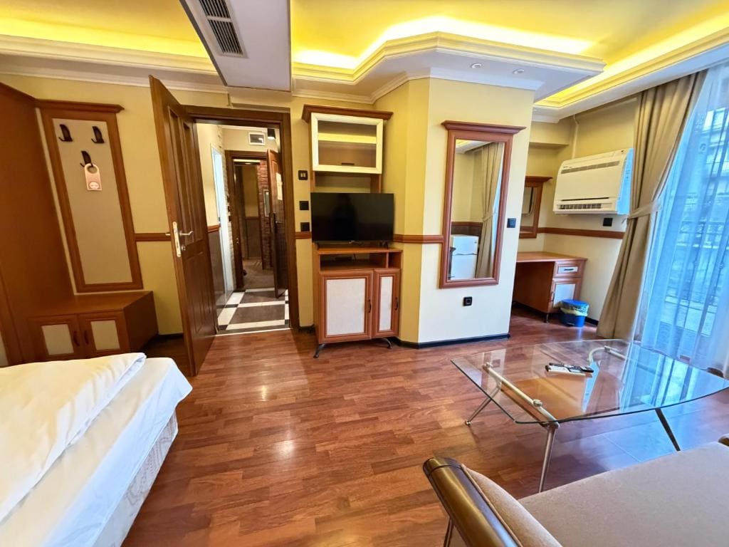 Deluxe Double Room with Balcony room - Image 3