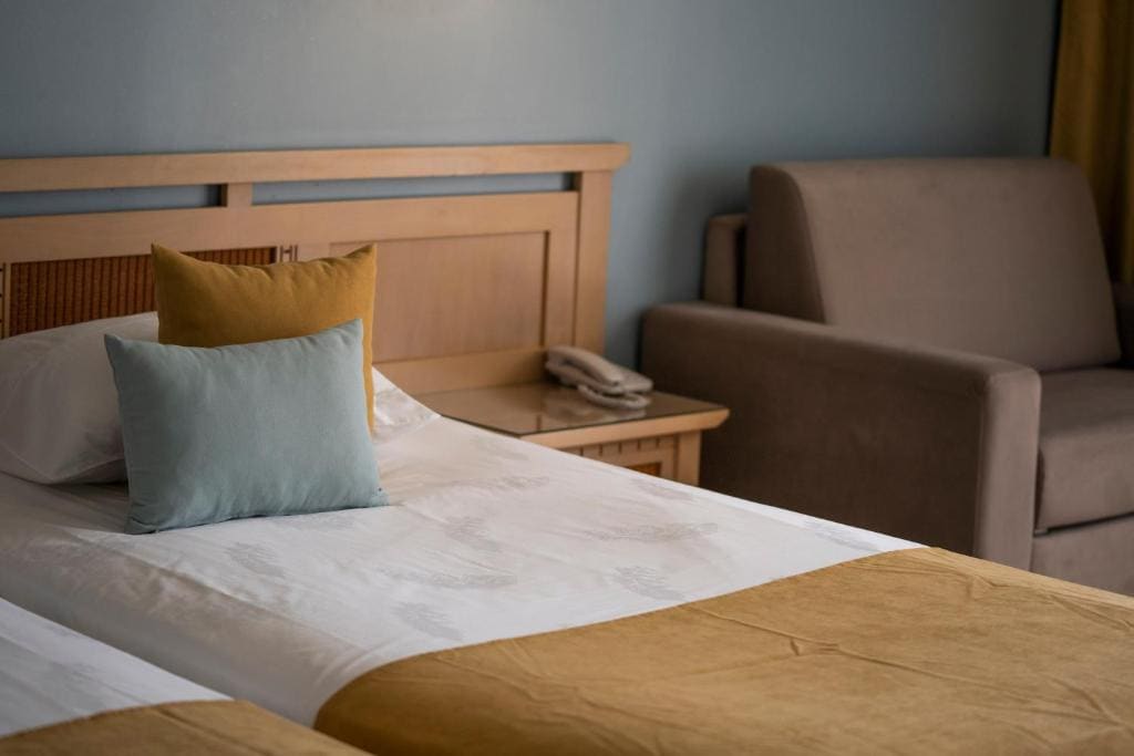 Twin Room with Park View - Free Parking & Beach Access room - Image 2