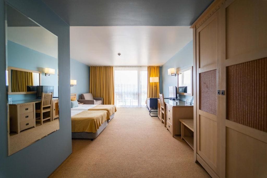 Twin Room with Park View - Free Parking & Beach Access room - Image 1