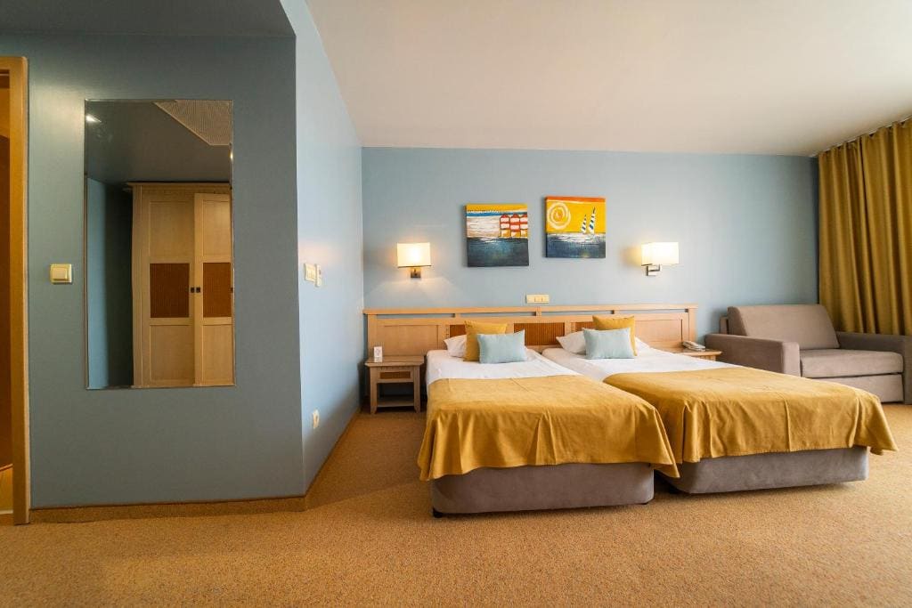 Twin Room with Park View - Free Parking & Beach Access room - Image 3