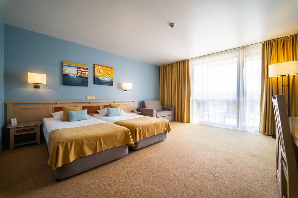 Twin Room with Side Sea View - Free Parking & Beach Access room - Image 1
