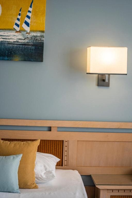 Twin Room with Side Sea View - Free Parking & Beach Access room - Image 2