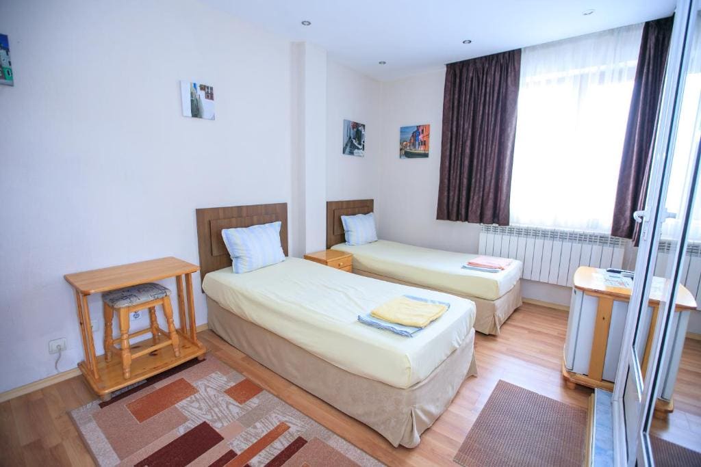 Twin Room with Balcony room - Image 3