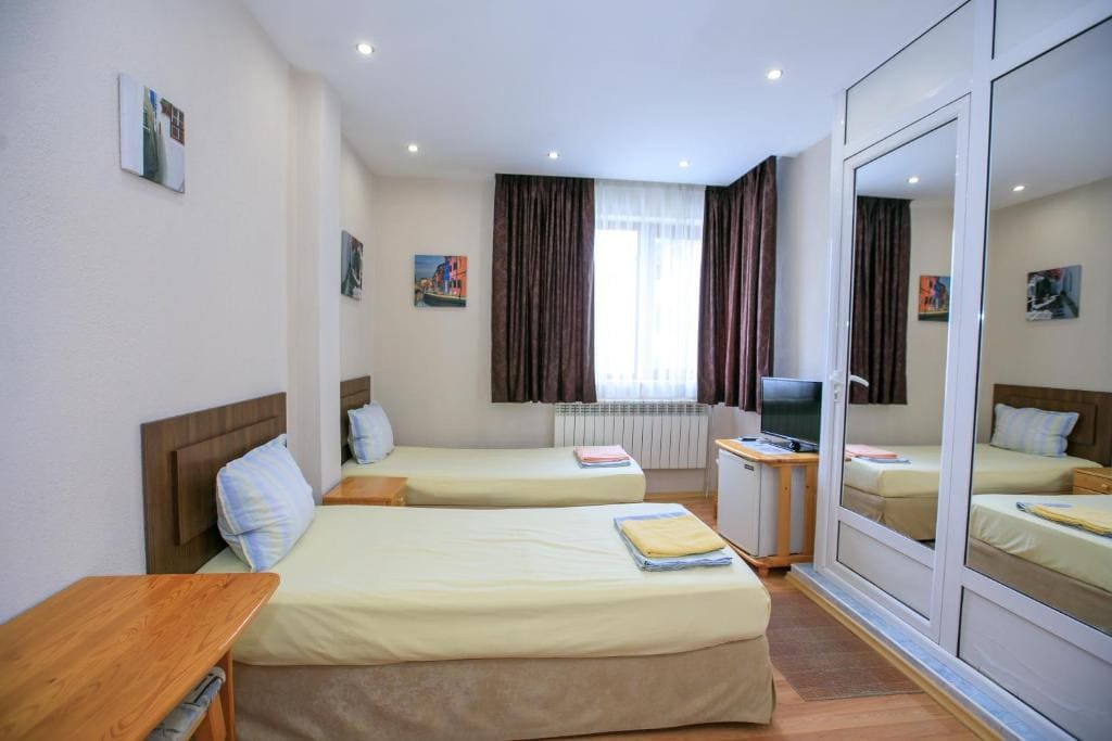 Twin Room with Balcony room - Image 2