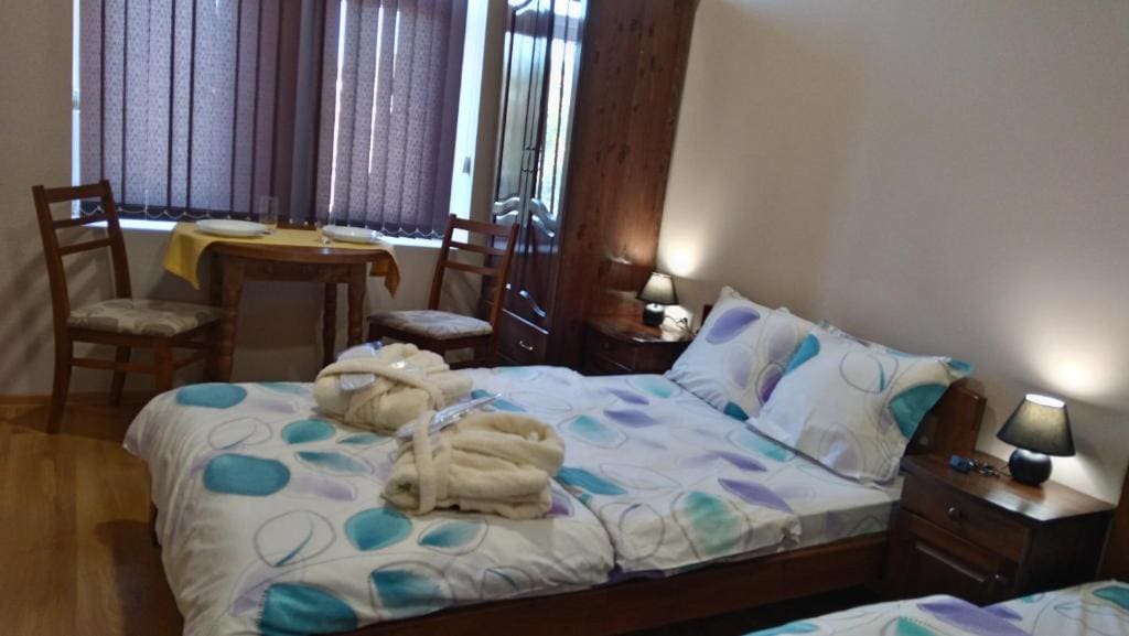 Double Room with Shared Bathroom and City View room - Image 2