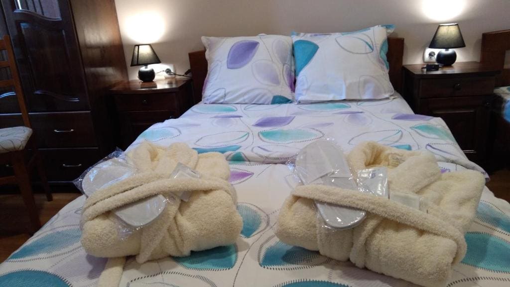 Double Room with Shared Bathroom and City View room - Image 3