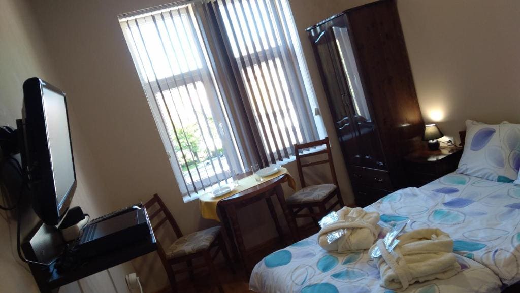 Double Room with Shared Bathroom and City View room - Image 1