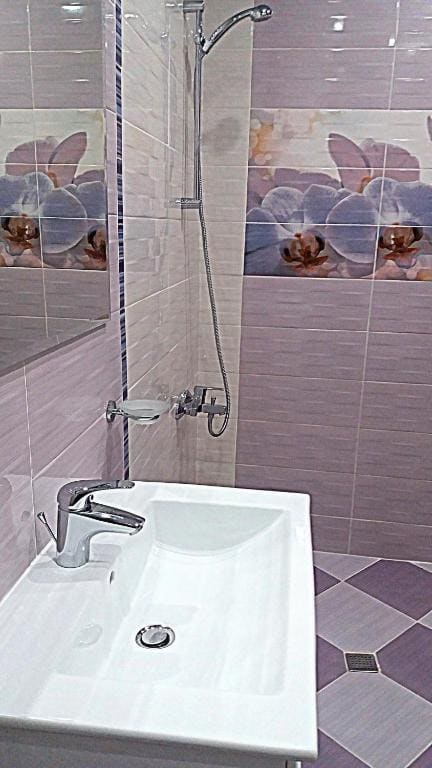 Economy Triple Room with Shared Bathroom room - Image 2
