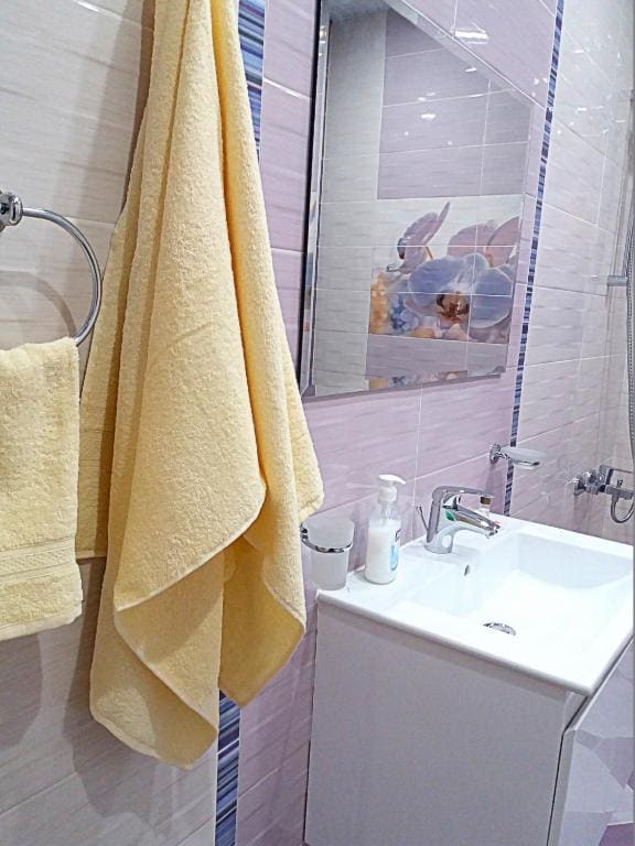 Economy Triple Room with Shared Bathroom room - Image 3