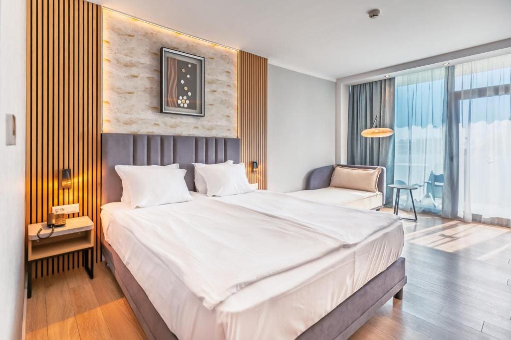 Deluxe Double Room with Side Sea View room - Image 2