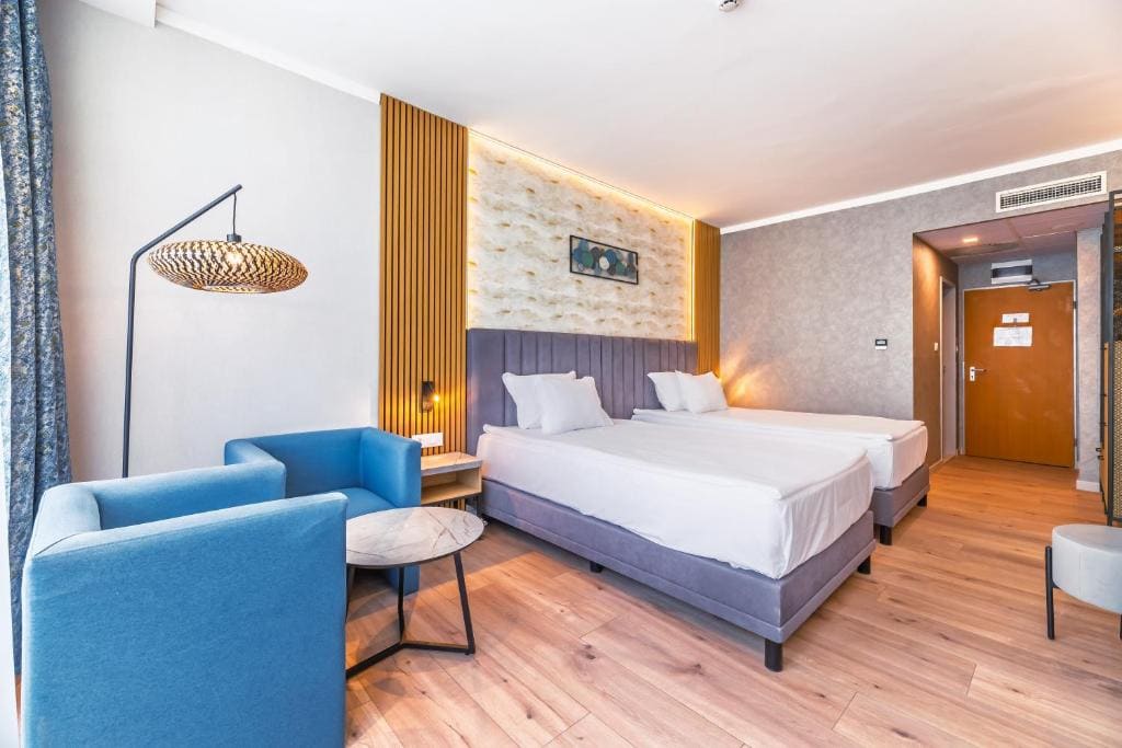 Deluxe Double Room with Side Sea View room - Image 3
