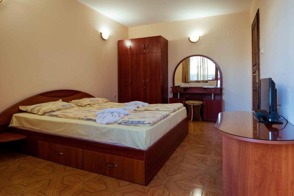 Family Room with Balcony room - Image 3