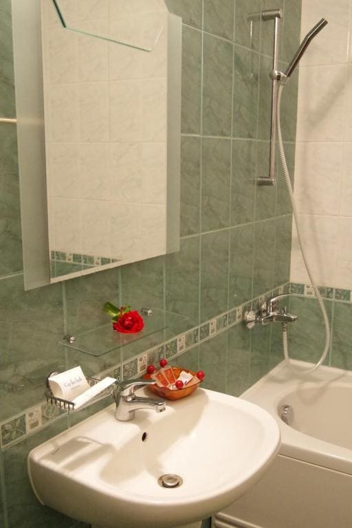 One-Bedroom Apartment with Balcony room - Image 2