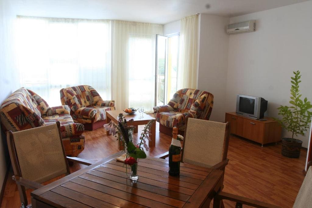 One-Bedroom Apartment with Balcony room - Image 3