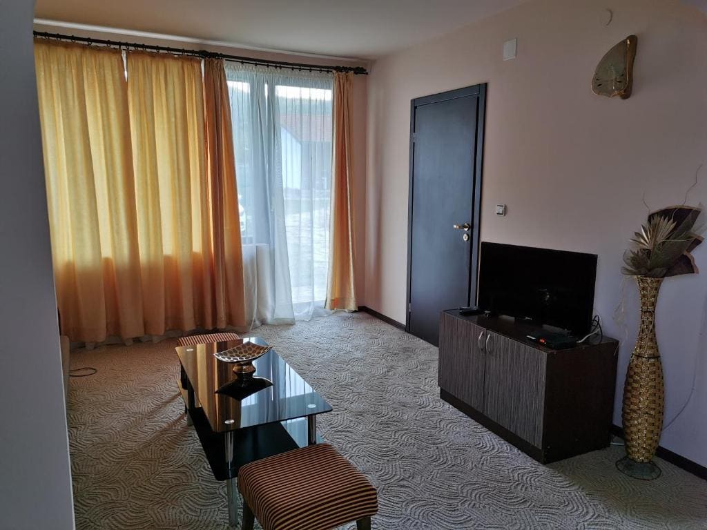 Quadruple Room with Private Bathroom room - Image 2