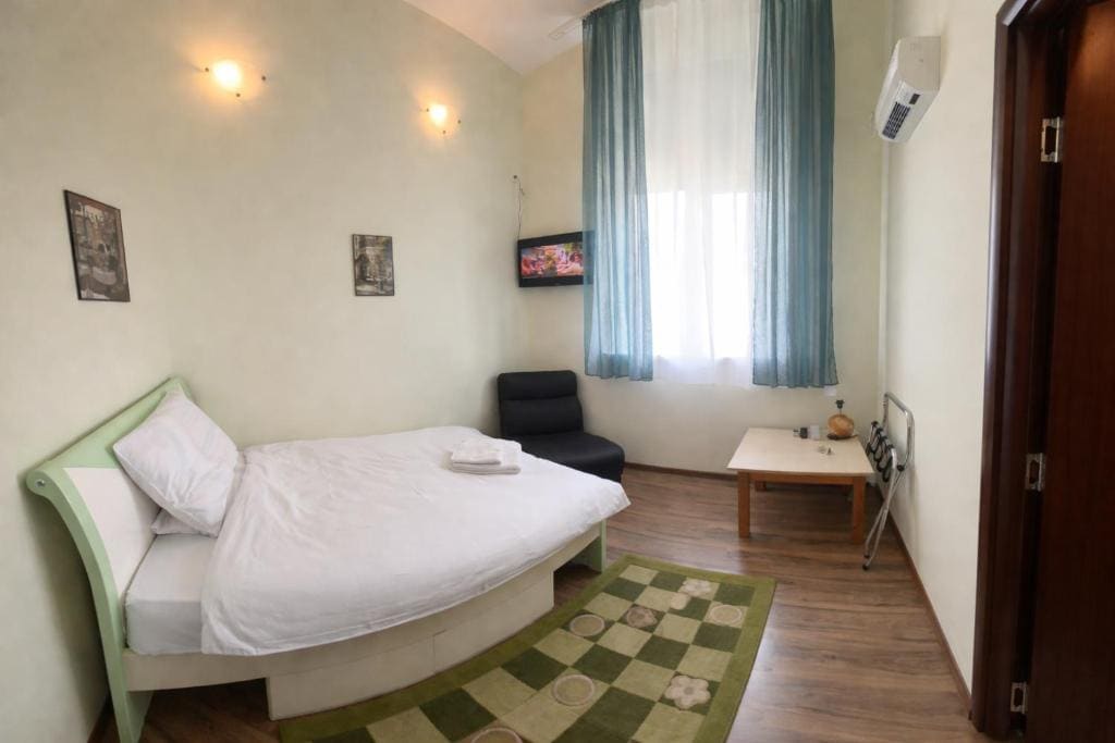Single Room with Bathroom room - Image 1