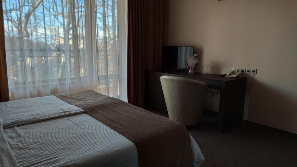 Double Room with Balcony room - Image 3
