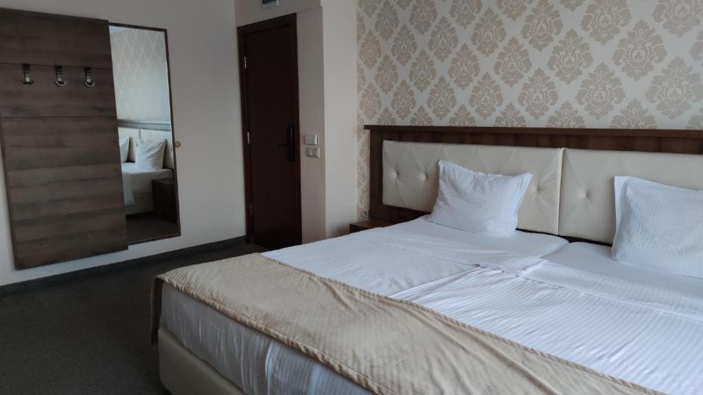 Double Room with Balcony room - Image 2