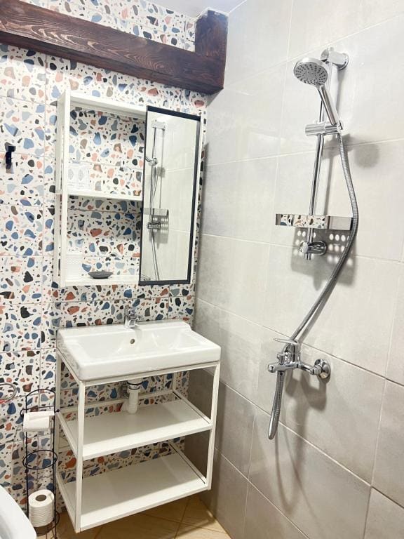 Double Room with Private Bathroom room - Image 3