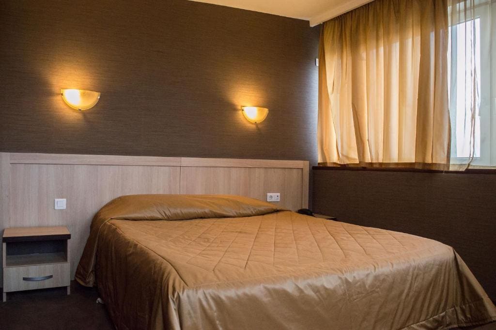 Panorama Suite with King size bed with free tea/coffee making facilities room - Image 2