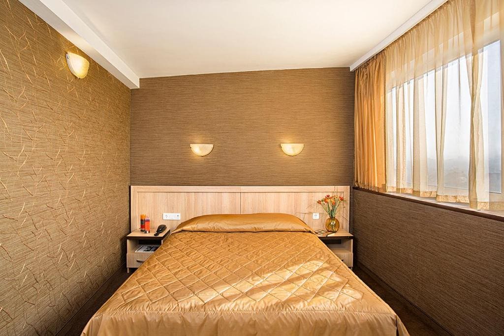 Panorama Suite with King size bed with free tea/coffee making facilities room - Image 1