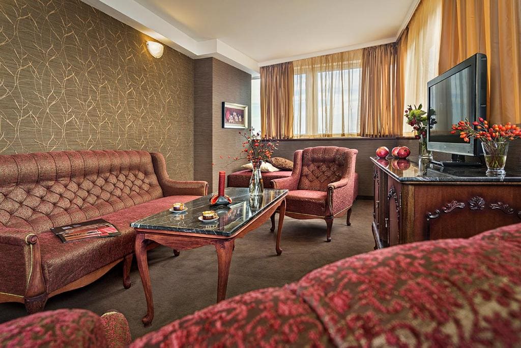 Panorama Suite with King size bed with free tea/coffee making facilities room - Image 3