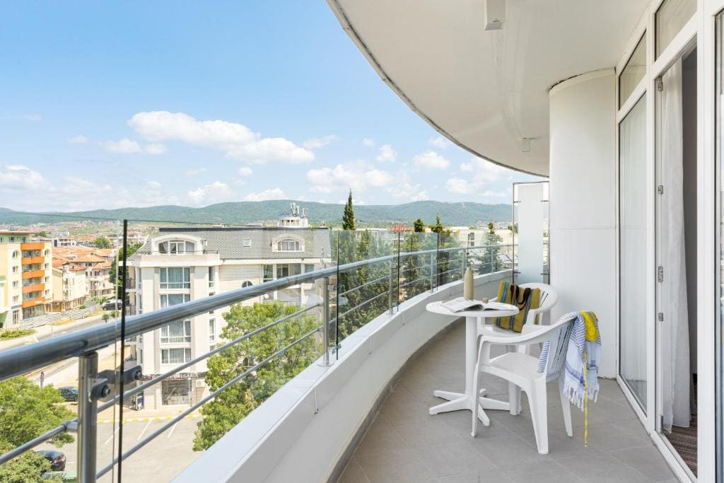 One-Bedroom Apartment with Balcony room - Image 3