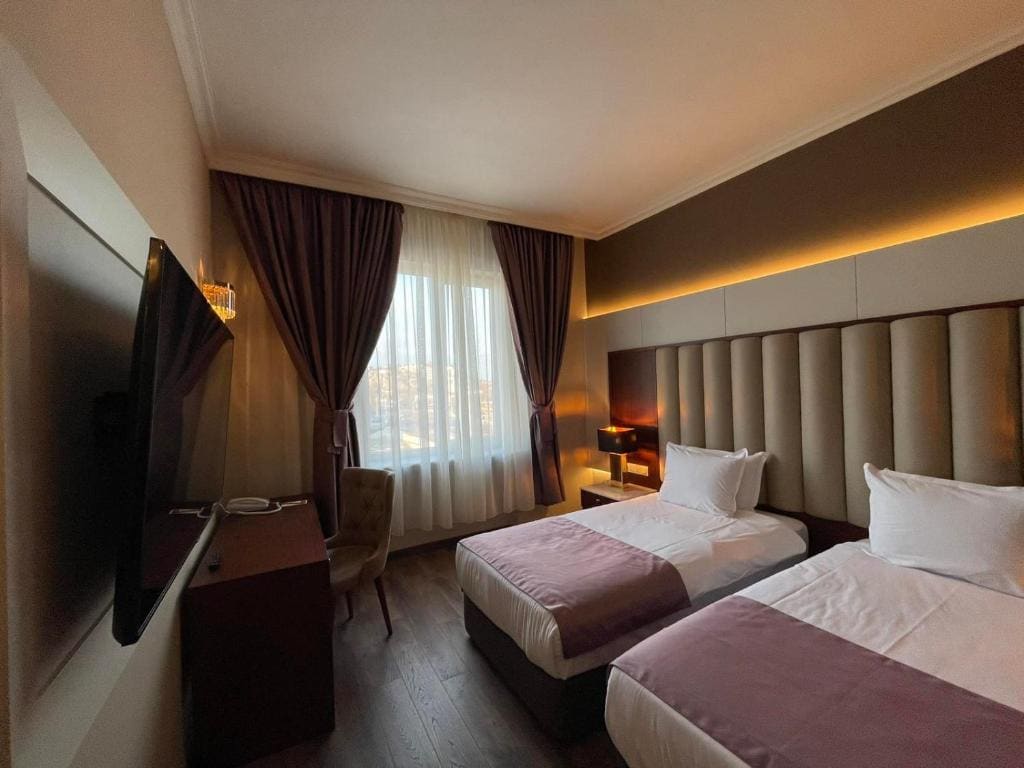 Premium Twin Room room - Image 3