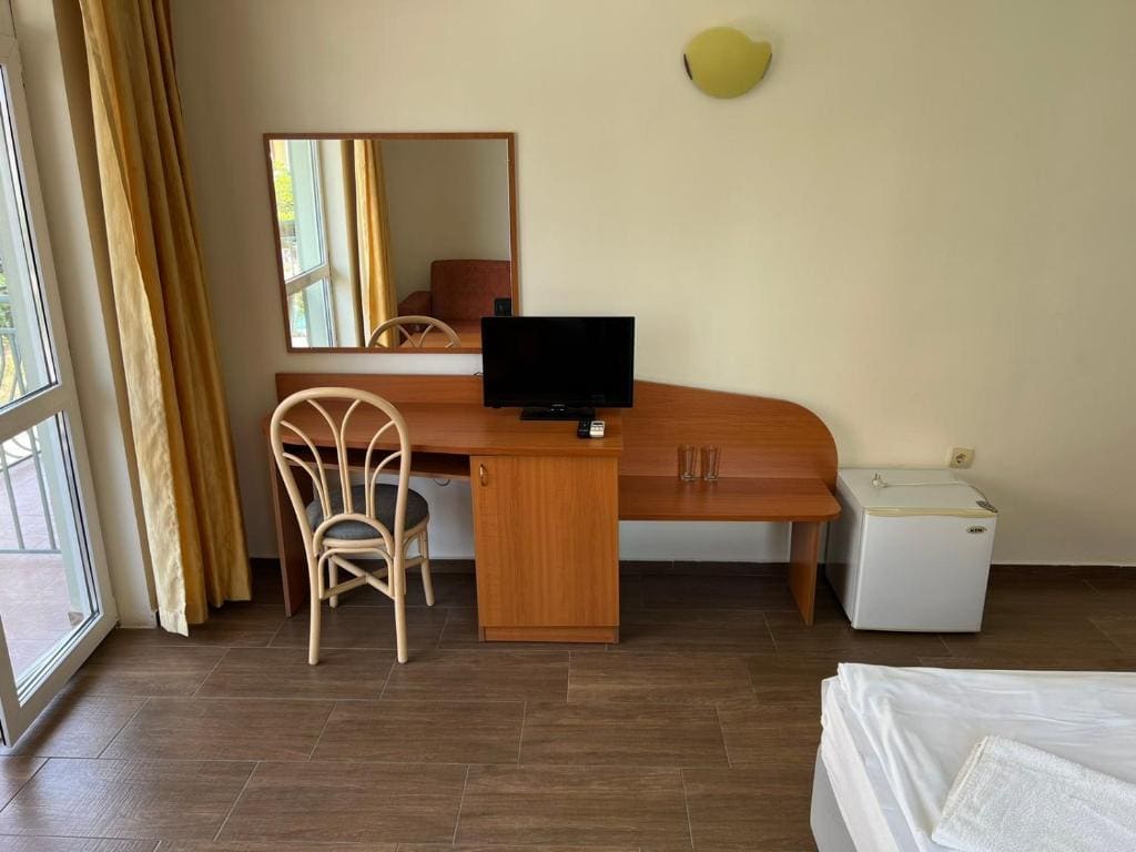 Twin Room with Extra Bed (2 Adults + 1 Child) - Free WiFi room - Image 3