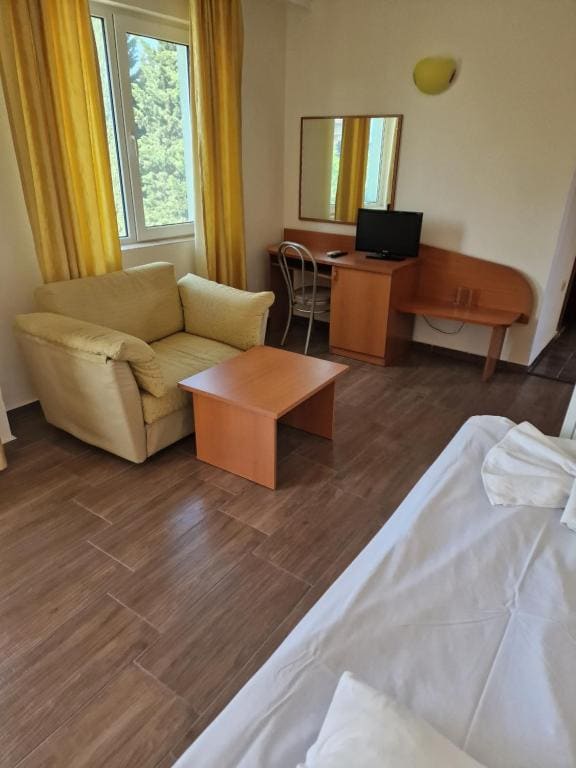 Standard Triple Room room - Image 2