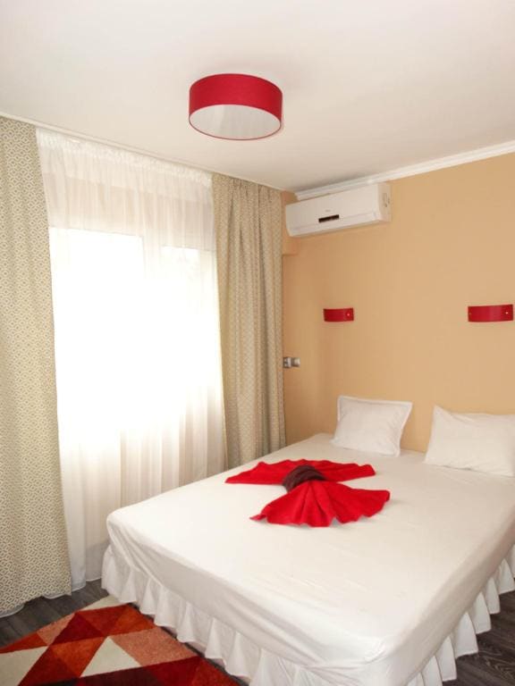 Superior One-Bedroom Apartment room - Image 2