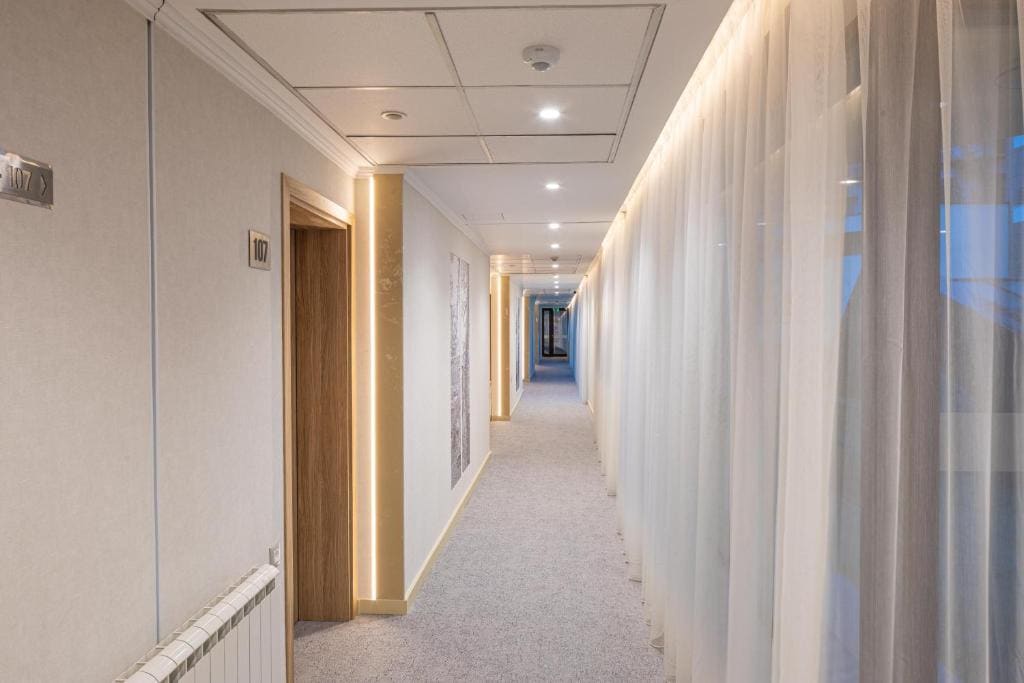 Deluxe Room with Balcony - Free Spa Access room - Image 3