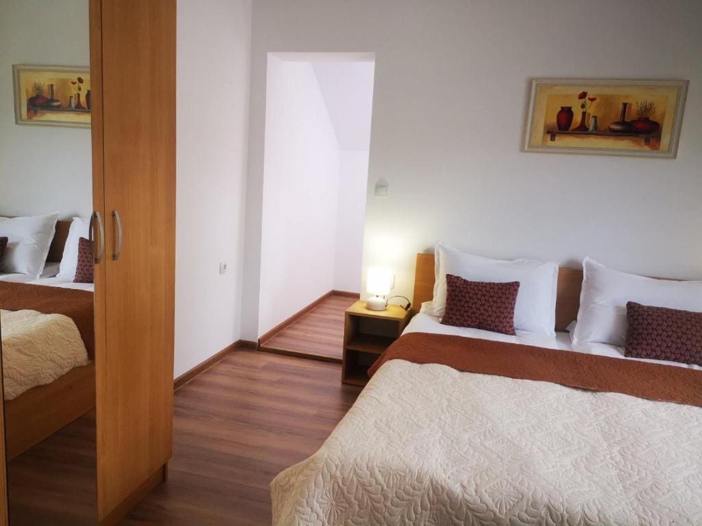 Comfort Triple Room with Shower room - Image 2