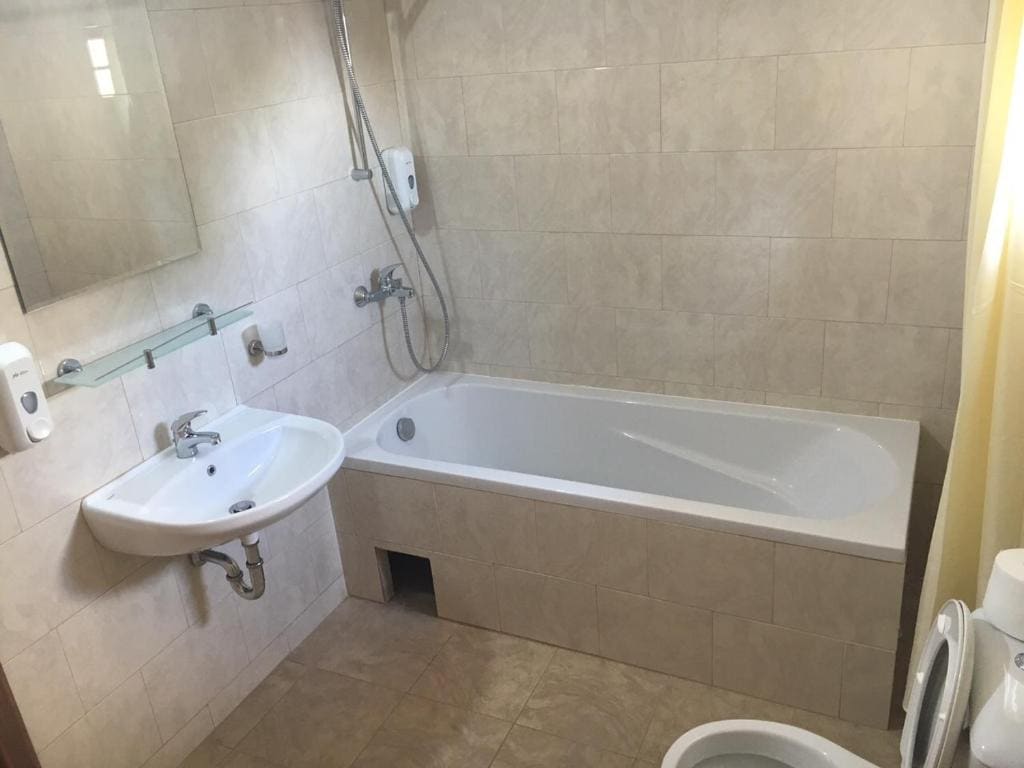 Queen Room with Shared Bathroom room - Image 3