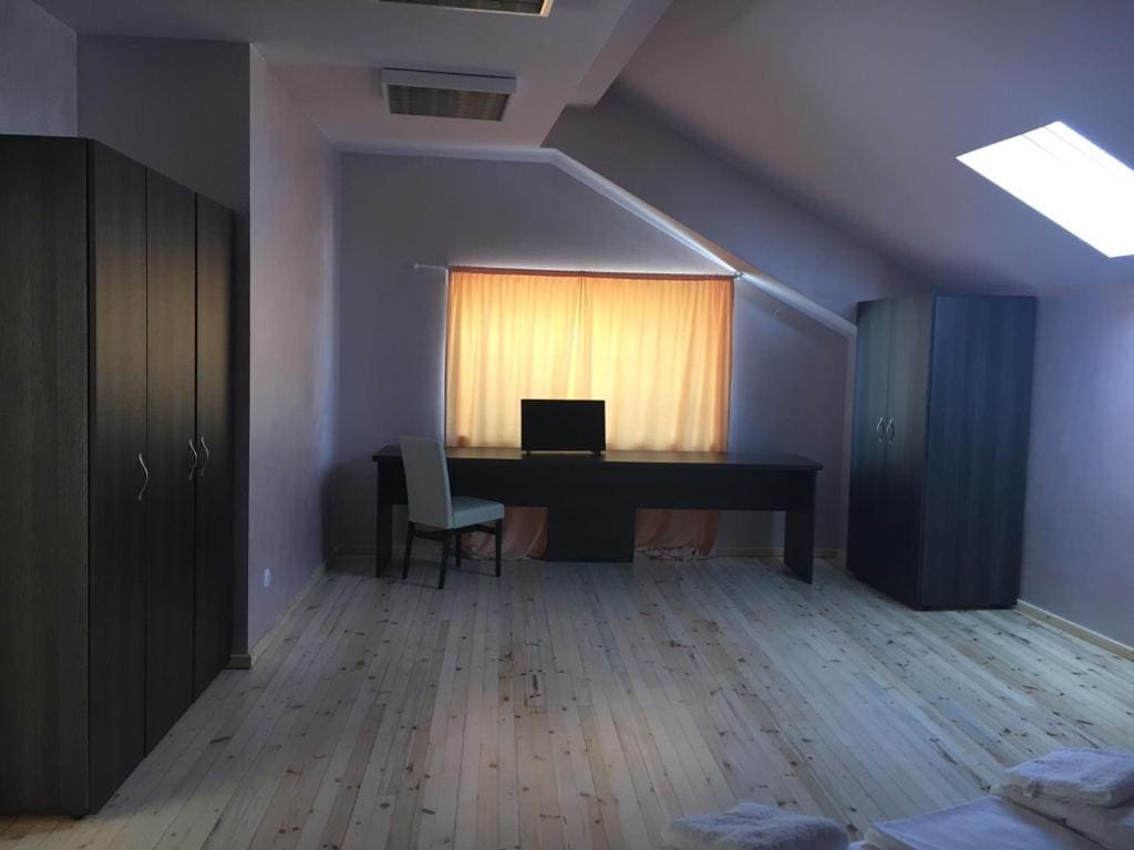 Queen Room with Shared Bathroom room - Image 2