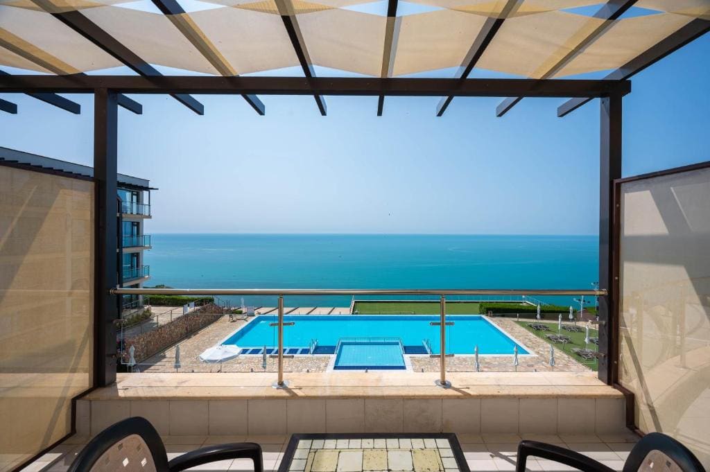 Deluxe One-Bedroom Apartment with Balcony and Sea View - Free Access to Aquapark and Action Park room - Image 1