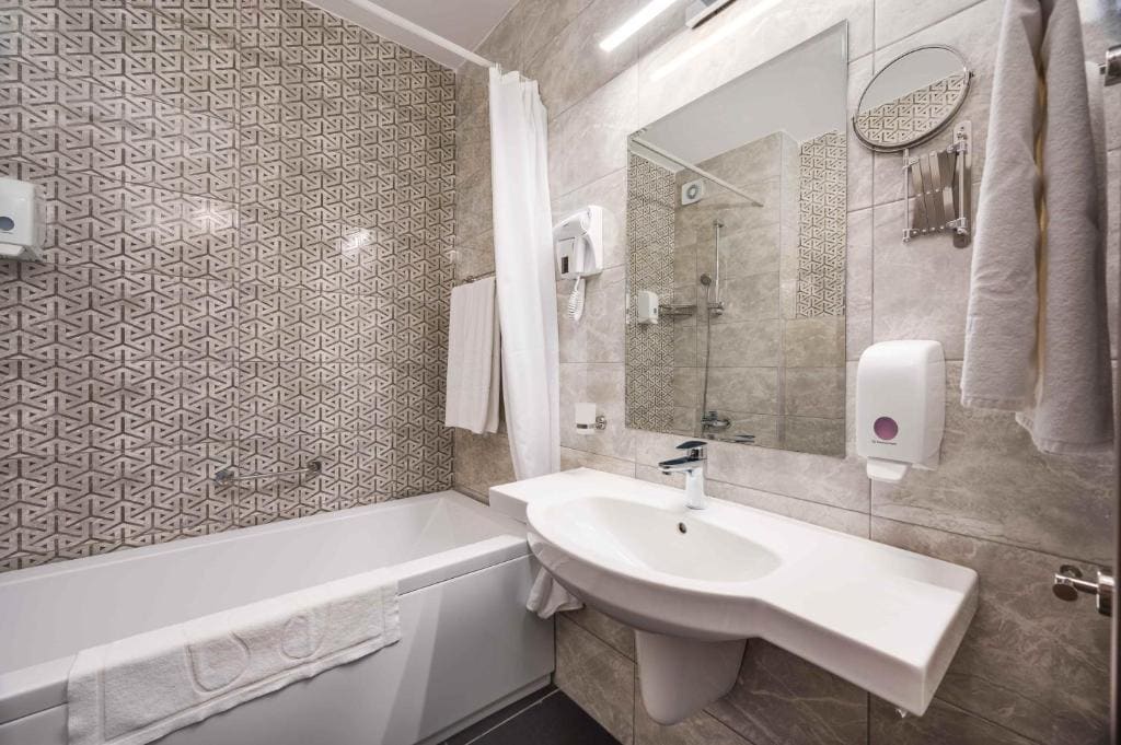 Deluxe Twin Room with Balcony and Sea View - Free Access to Aquapark and Action Park room - Image 2