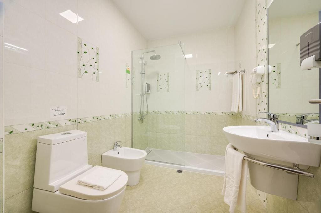 Deluxe Two-Bedroom Apartment with Balcony and Frontal Sea View - Free Access to Aquapark and Action Park room - Image 1