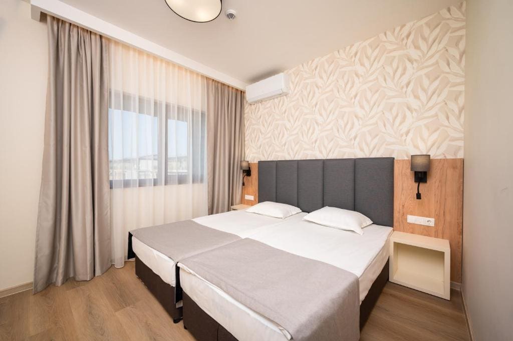 Deluxe Two-Bedroom Apartment with Balcony and Frontal Sea View - Free Access to Aquapark and Action Park room - Image 2